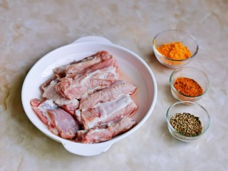 1、孜然排骨,准备食材，一根肋排剁三段，冷水泡30分钟，途中需要多次换水，将血水泡出来。