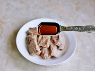 3、孜然排骨,将肋排装入盘中，加入料酒。