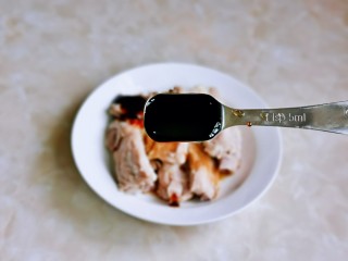 5、孜然排骨,加入蚝油。