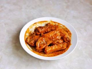 8、孜然排骨,戴上食品手套，抓拌均匀，腌制30分钟。