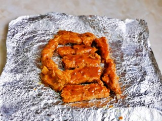 9、孜然排骨,腌制好的肋排放在锡纸上。