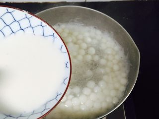 9、桂花红糖酒酿小圆子,缓缓倒入水淀粉