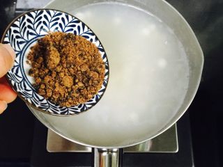 11、桂花红糖酒酿小圆子,放入红糖煮一分钟即可