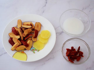 3、南瓜小圆子,姜切片，红枣洗净去核切成小块，枸杞洗净备用，淀粉加入少许清水调成水淀粉备用