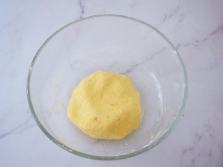 6、南瓜小圆子,再用手揉成光滑的面团