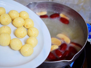 9、南瓜小圆子,水开后加入南瓜小圆子