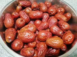 1、枣泥馅,准备好和田大枣，用水冲洗一下。