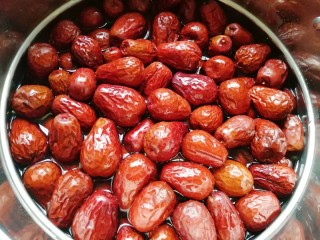 2、枣泥馅,放入蒸锅，加水没过枣，大火烧开以后转中火煮半个小时。