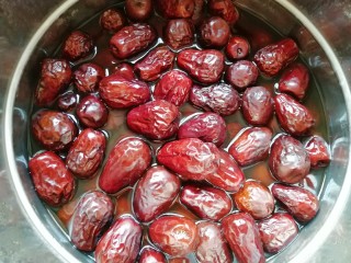 3、枣泥馅,煮好以后不要急着打开锅盖，继续焖半个小时，这是煮好焖过的大枣。