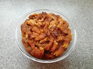 4、枣泥馅,煮好的大枣去皮去核。