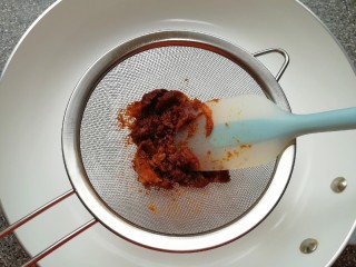 5、枣泥馅,分多次少量过筛(这一步比较漫长，需要有耐心)。