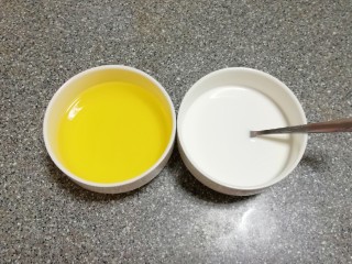 7、枣泥馅,准备好玉米油，澄粉和纯净水加在一起搅拌均匀，制作好澄粉水。