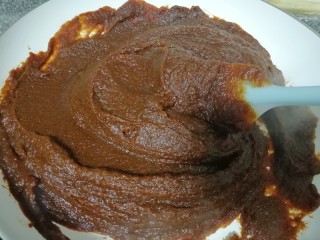 8、枣泥馅,过过筛的枣泥放入不粘锅(我过筛的时候直接就过在不粘锅里面了)，小火不停的翻炒至枣泥可以成团。