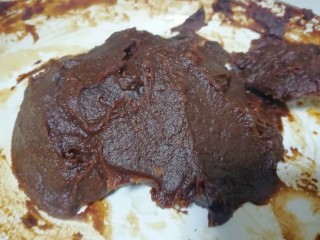 9、枣泥馅,差不多炒了半个小时左右，枣泥可以成团了。