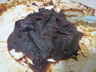 11、枣泥馅,再分五次加入玉米油，每一次加入以后，小火翻炒至玉米油完全被枣泥吸收，再进行下一次加入。