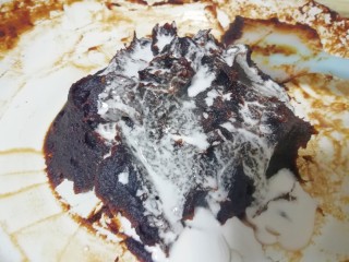 10、枣泥馅,成团的枣泥离火降温，分五次加入澄粉水，每一次加入以后，一定要搅拌均匀之后再小火翻炒，然后再进行下一次的加入。