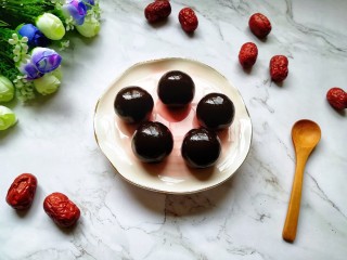 14、枣泥馅,炒制成功的枣泥馅很光滑，不粘手。