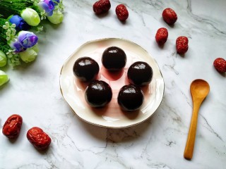 15、枣泥馅,尝一口，甜而不腻。