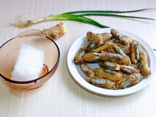 1、清蒸蛏子,准备食材，蛏子买的是养好的，所以回来无需用盐水养。