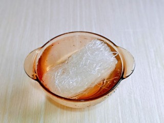 2、清蒸蛏子,将龙口粉丝，冷水泡软。