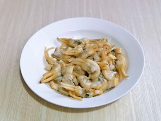 4、清蒸蛏子,煮好的蛏子，将蛏肉取下来，冲洗干净。