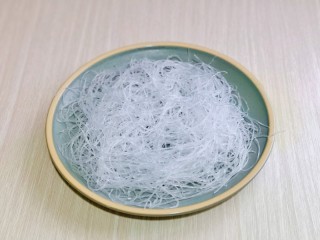5、清蒸蛏子,泡发的粉丝均匀铺在盘中。