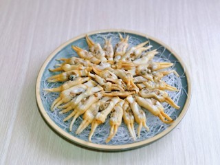 6、清蒸蛏子,再把蛏肉摆在粉丝上面。