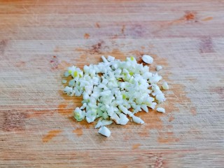 7、清蒸蛏子,大蒜去皮切碎。