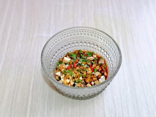 8、清蒸蛏子,加入枸杞。葱花，生抽，盐，十三香。