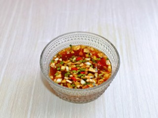 9、清蒸蛏子,再加入纯净水，搅拌均匀。