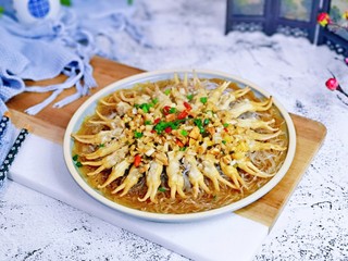 11、清蒸蛏子,取出撒上葱花。