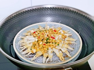 10、清蒸蛏子,将调味汁淋在盘中，上锅隔水蒸3-4分即可。