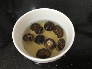 3、花胶乌鸡汤～滋补又养颜,干香提前半小时泡开