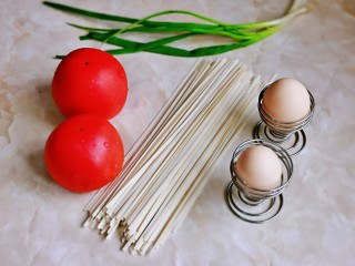 1、西红柿鸡蛋拌面,准备食材。