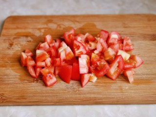 2、西红柿鸡蛋拌面,番茄洗净切小块。