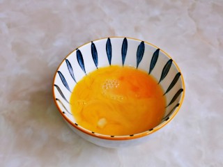 3、西红柿鸡蛋拌面,鸡蛋磕碗里打散。