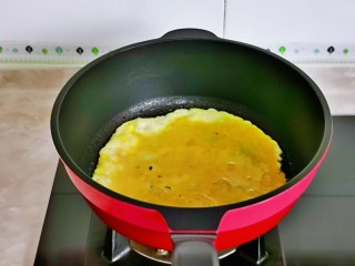 4、西红柿鸡蛋拌面,起油锅,倒入蛋液。