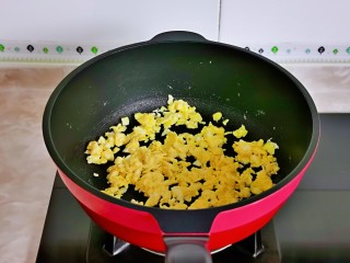 5、西红柿鸡蛋拌面,一边用筷子搅拌成絮状。