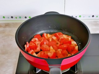 6、西红柿鸡蛋拌面,另起油锅,倒入番茄块小火翻炒。