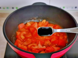 7、西红柿鸡蛋拌面,炒出汤汁,加入生抽。