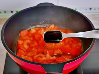 8、西红柿鸡蛋拌面,加入蚝油。