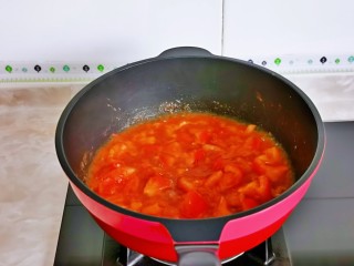 9、西红柿鸡蛋拌面,加入半小碗纯净水翻炒1分钟。