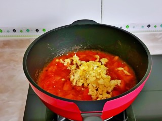 10、西红柿鸡蛋拌面,加入煎好的鸡蛋。