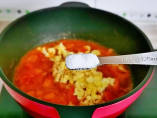 11、西红柿鸡蛋拌面,按个人口味加入盐。