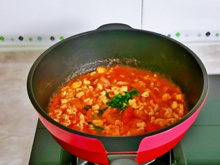 12、西红柿鸡蛋拌面,翻炒均匀,中小火煮2分钟,撒上葱花即可关火。