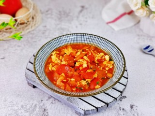 13、西红柿鸡蛋拌面,盛出装盘,番茄炒蛋,拌面,拌饭都超级赞。