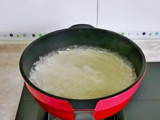 14、西红柿鸡蛋拌面,锅中加水烧开,下挂面,煮熟捞出。