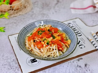 15、西红柿鸡蛋拌面,面条夹入碗中,盛入番茄炒蛋,撒上葱花。