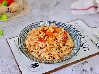 16、西红柿鸡蛋拌面,拌均匀即可食用,简单快手的拌面,好吃到爆。