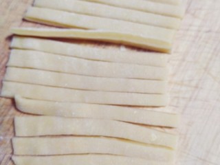 3、红糖酥,把醒好的面团擀平,切成小长条